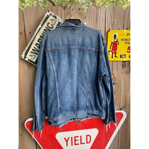 Vintage Y2K Levis denim jacket with a distressed, worn-in look Size XL - Picture 2 of 10